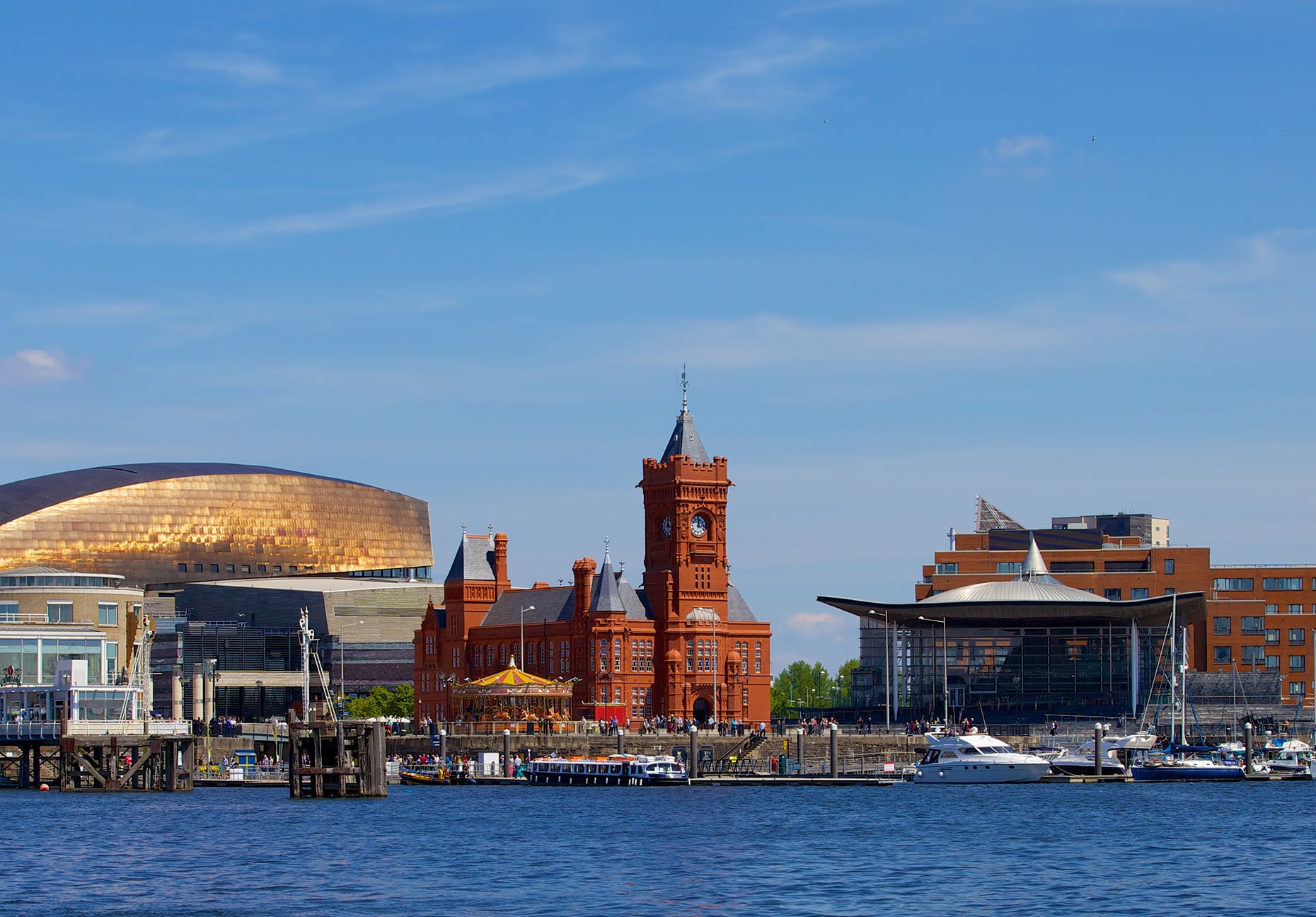 Capital of wales. Кардифф столица Уэльса. Кардифф Англия достопримечательности. Фото Кардифф столица Уэльса. Кардифф красное здание.